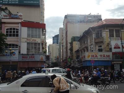 ベンタイン市場近くの両替店エリア、Hà Tâm／Mai Văn 周辺の交差点全景（ホーチミン1区）