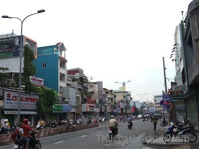 ホーチミンの幹線道路。中央分離帯のある広い通りと夕方の交通風景