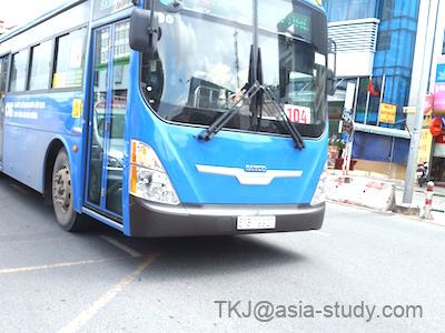 ホーチミンの青い路線バス。車体番号「104」が見える市バス