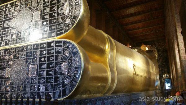 ワットポーの涅槃仏、螺鈿細工の足裏と金色の巨大な寝釈迦（室内全景）