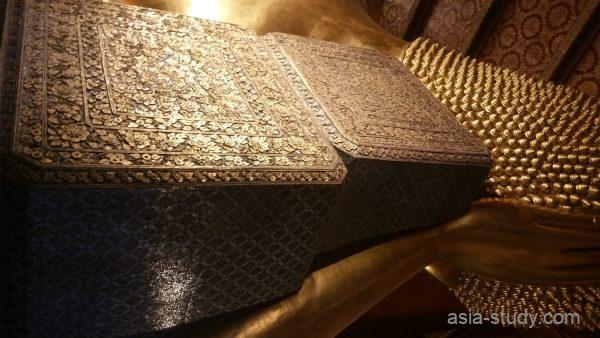 ワットポーの涅槃仏、金色の頭部（螺旋状の髪）と豪華な枕の装飾をアップで撮影