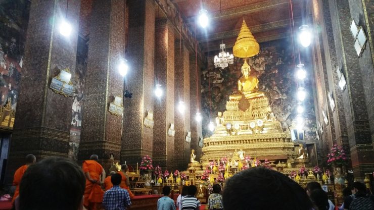 本尊を参拝する様子