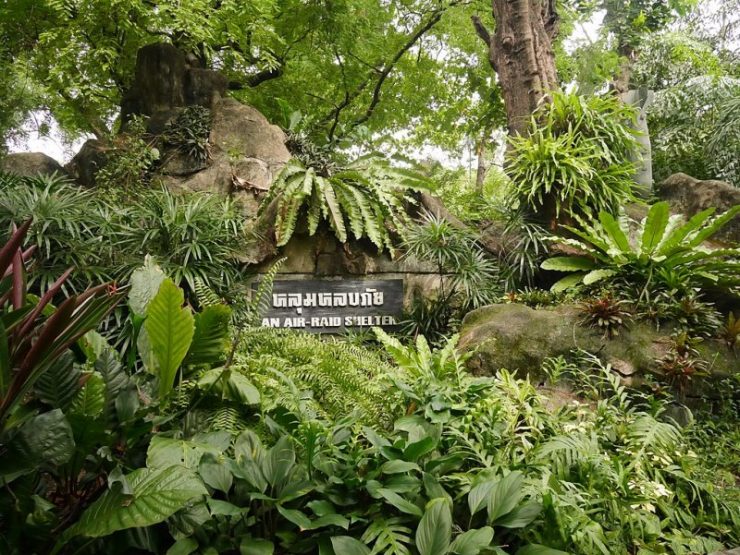 閉園したドゥシット動物園内に残る、コンクリート製の防空壕入り口。戦時中の生々しい記憶を今に伝えている