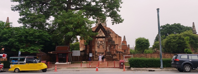 Entrance to Wat Rathboulana