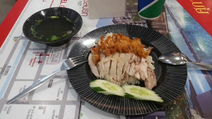 茹でた鶏肉と揚げた鶏肉の両方が贅沢に盛り付けられた、ボリューム満点のミックスカオマンガイ