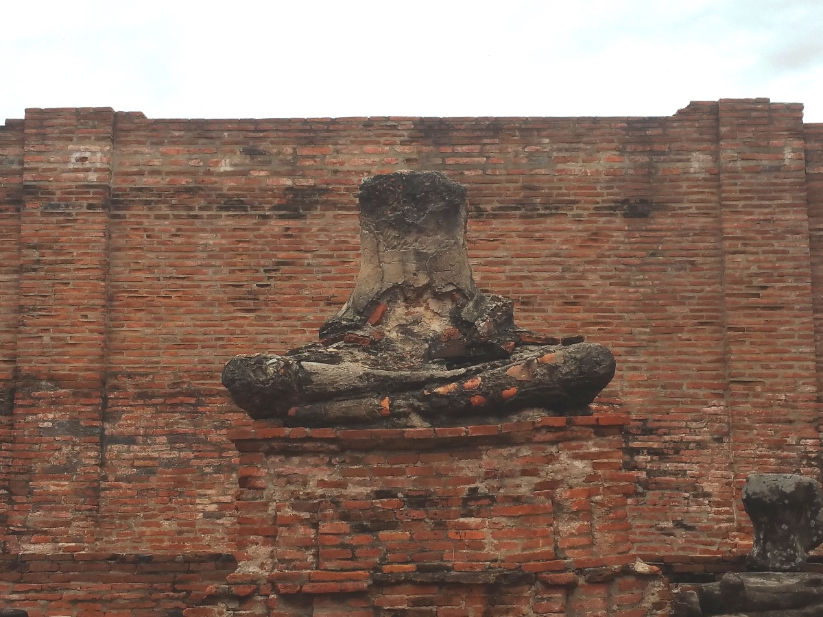 ワット・ラーチャブラナの首なし仏像