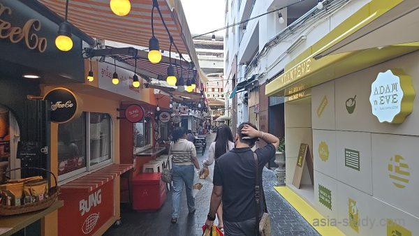 アーリーの路地、カフェや屋台が並ぶ細い歩行者通り