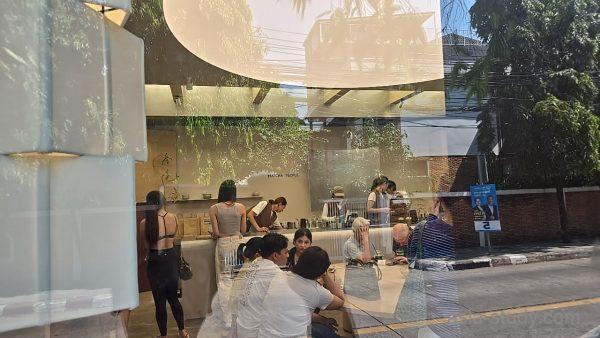 ガラス越しに見えるカフェ店内、カウンターと客席の様子