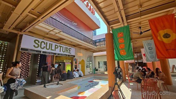 屋内マーケット通路、SCULPTUREの看板とベンチの休憩スペース