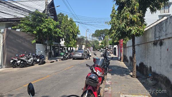 アーリー周辺の住宅街の道、路肩にバイクが並ぶ