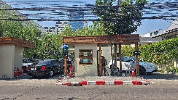 モダンな出入口ゲートと警備小屋、駐車場の入口