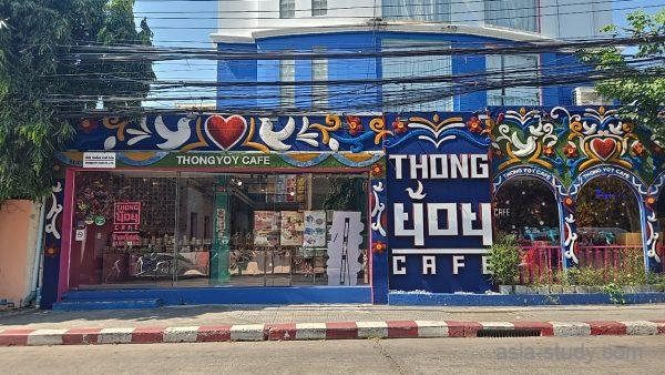 カラフルな壁画のあるカフェ外観、THONGYOY CAFEの看板