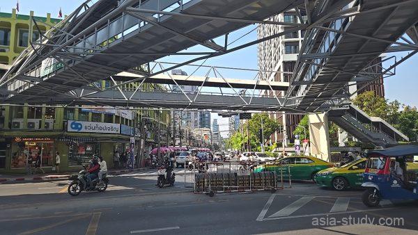 歩道橋と車が行き交う大通り、タクシーとトゥクトゥク