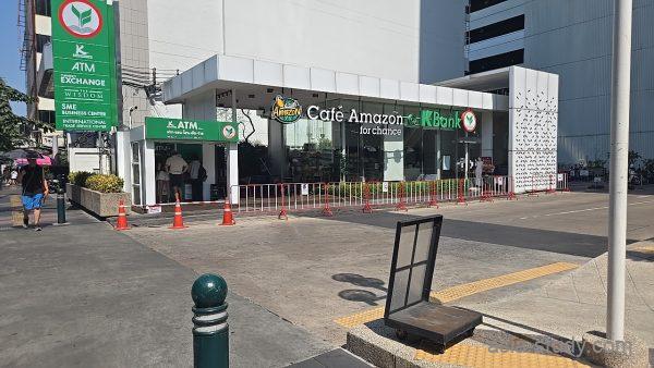 KBank併設のCafé Amazon外観、ATMコーナーと案内看板