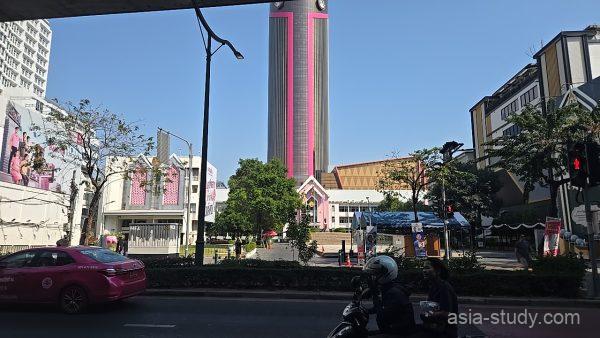 ピンクの高層ビル（Baiyoke（バイヨーク）系）が遠くに見える通りの景色