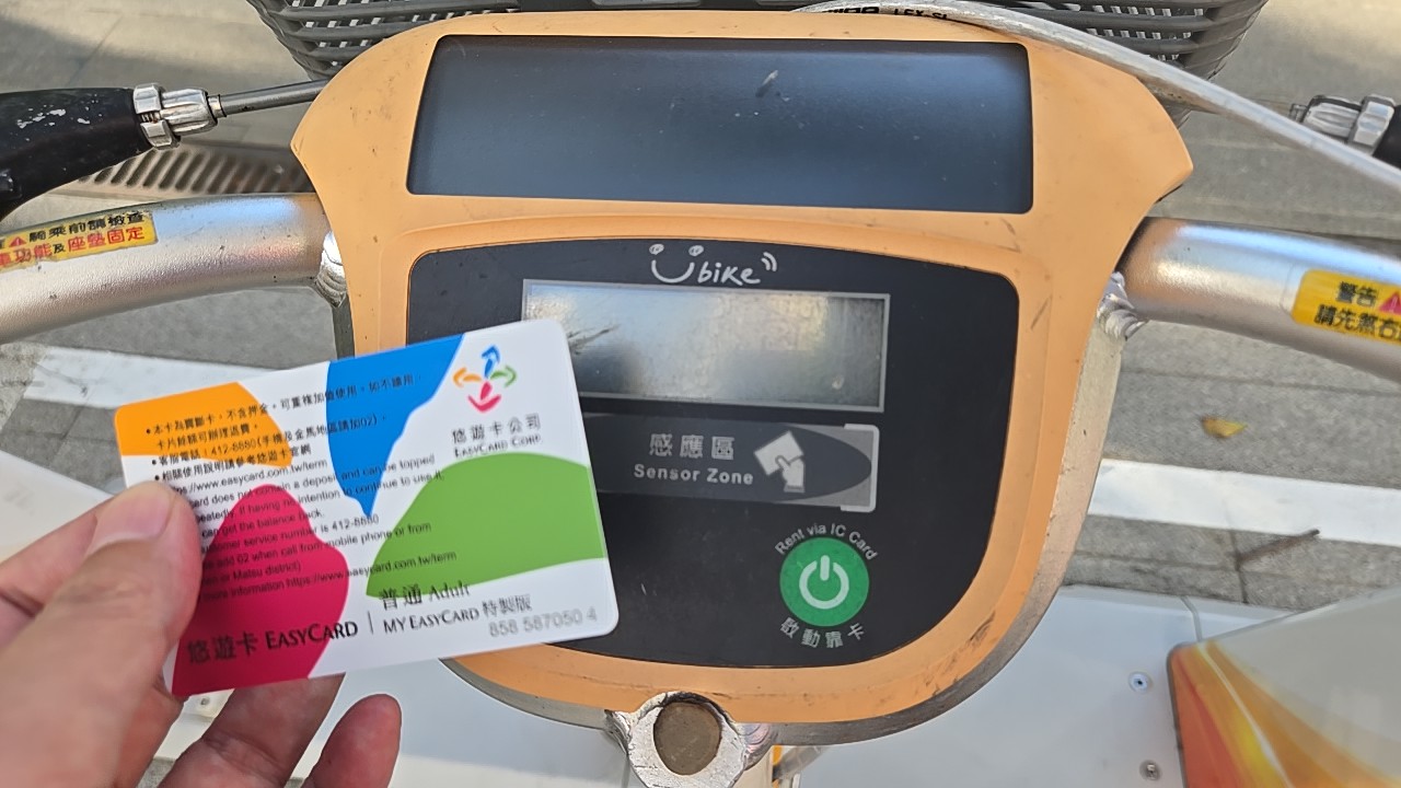 YouBikeへカードをかざす