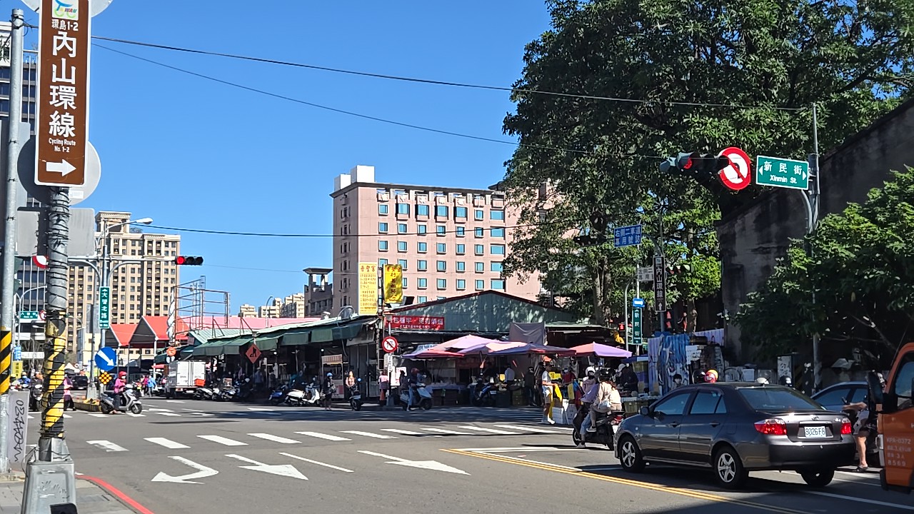 台中駅から市場が見える