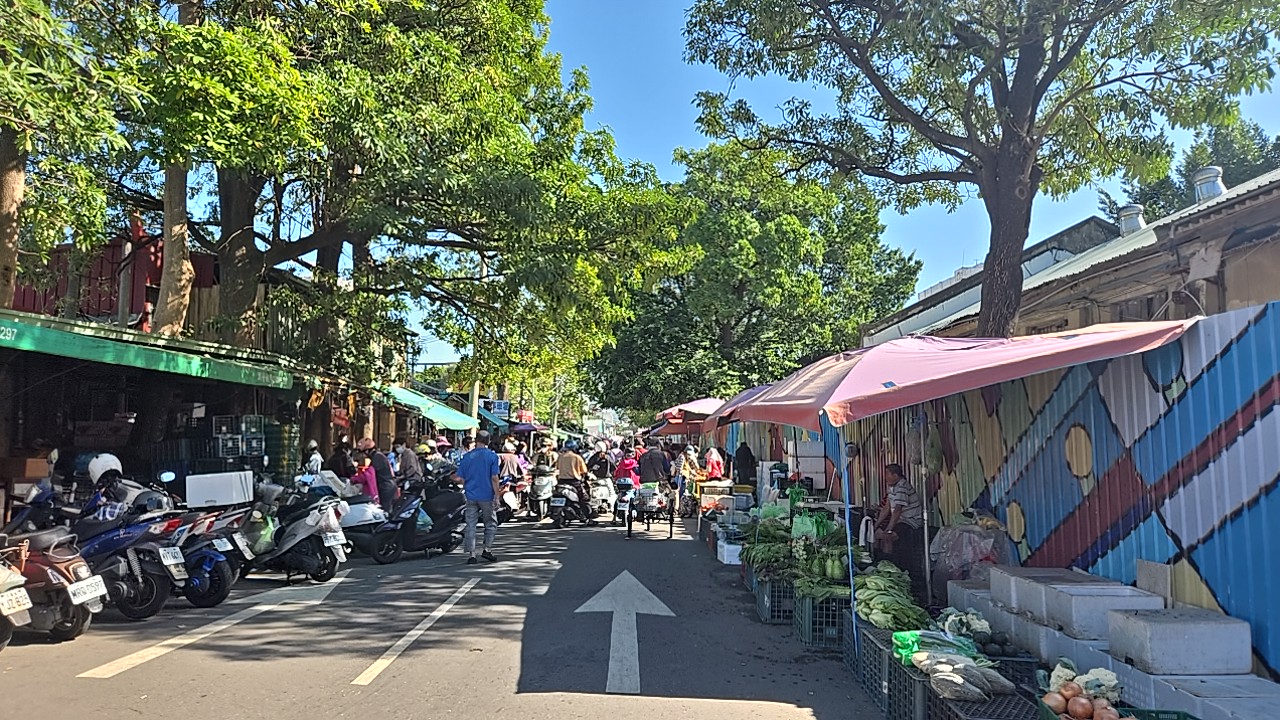 市場をバイクが奔走する