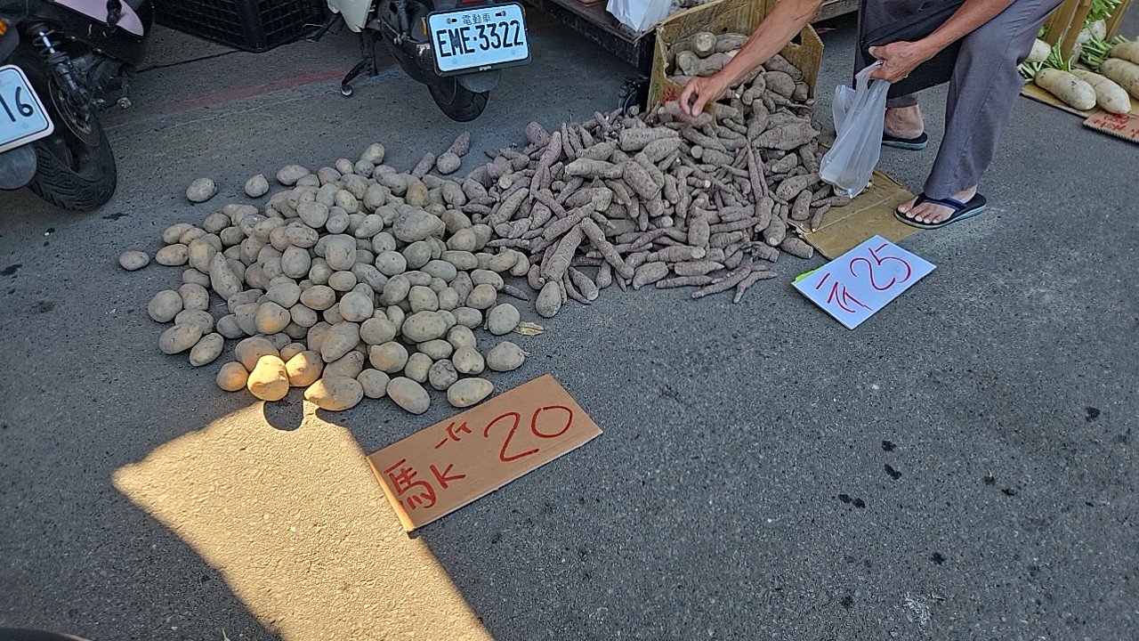 地べたに陳列された穀物