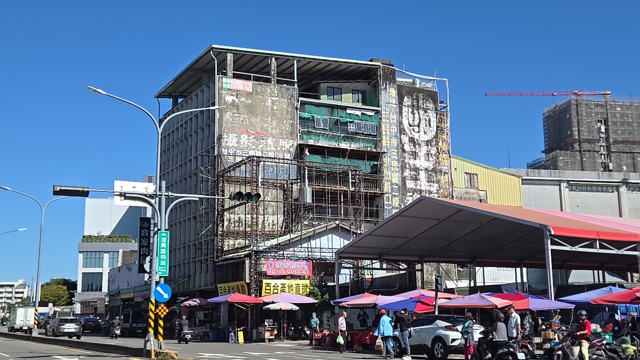 今にも崩れそうな建物