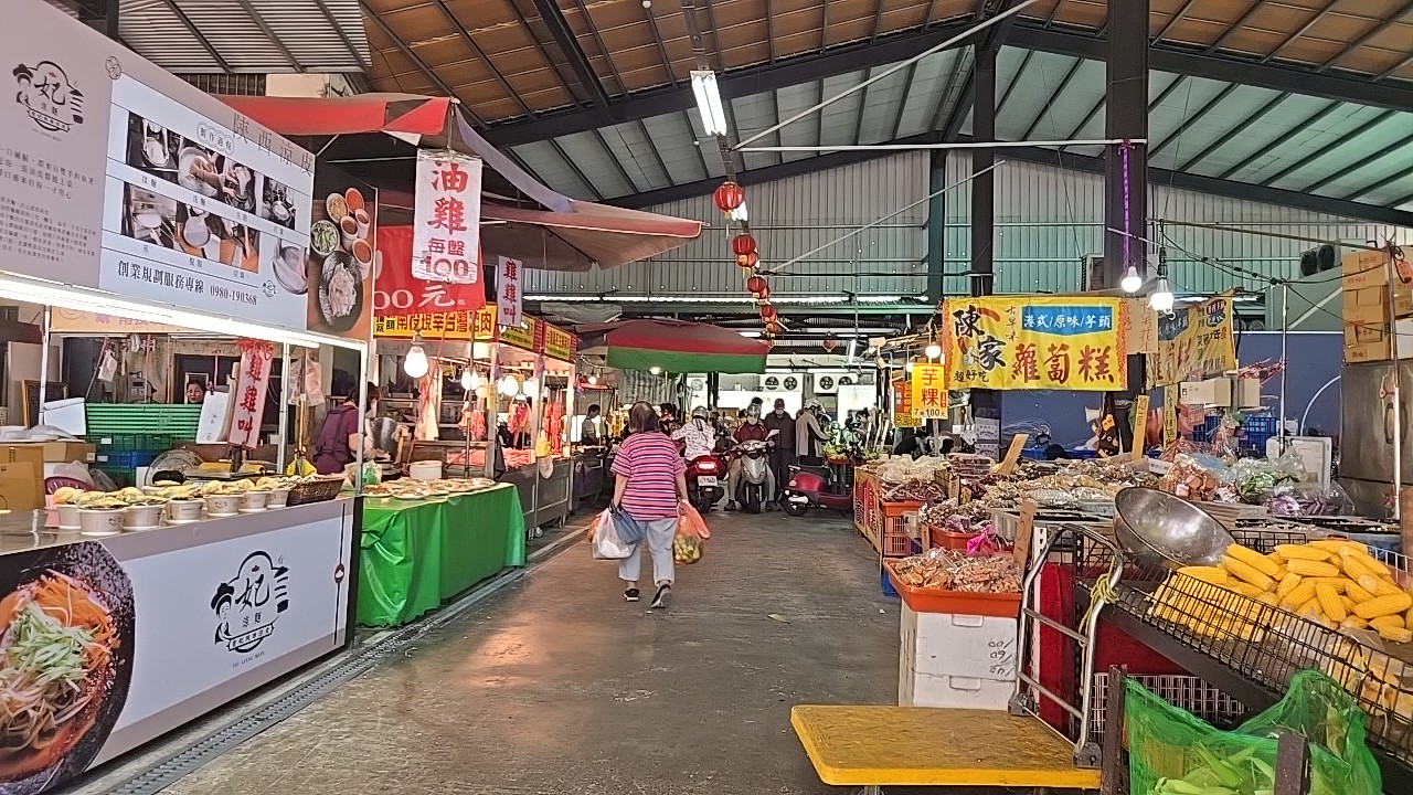 屋外でもバイクが走っている