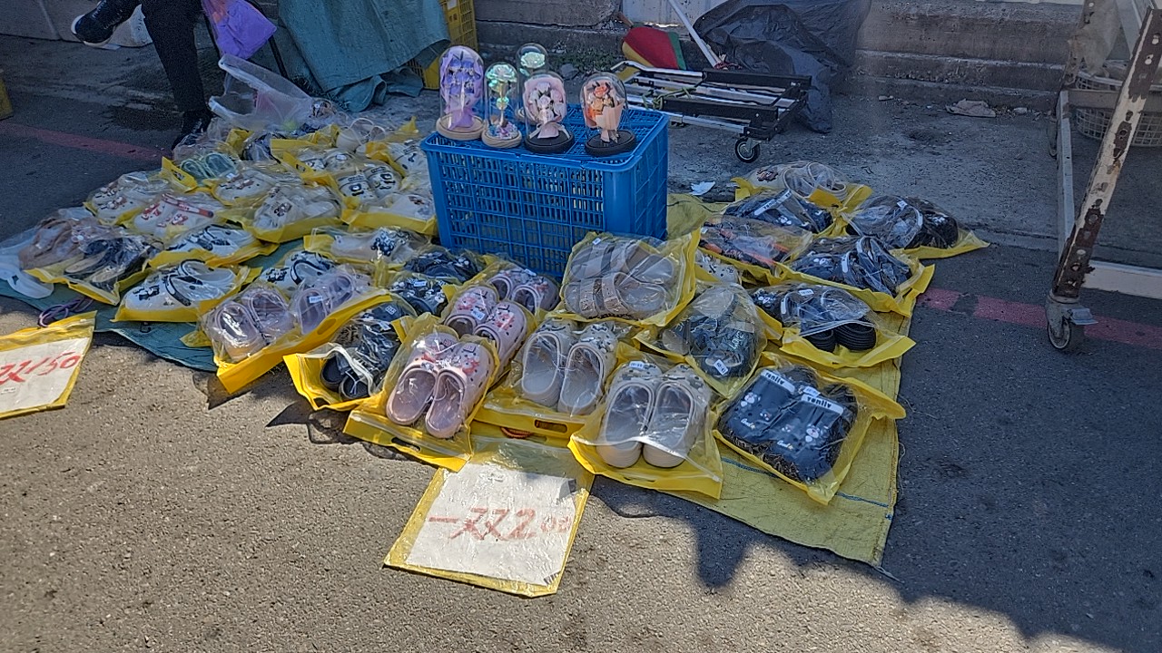 市場で売られる履き物