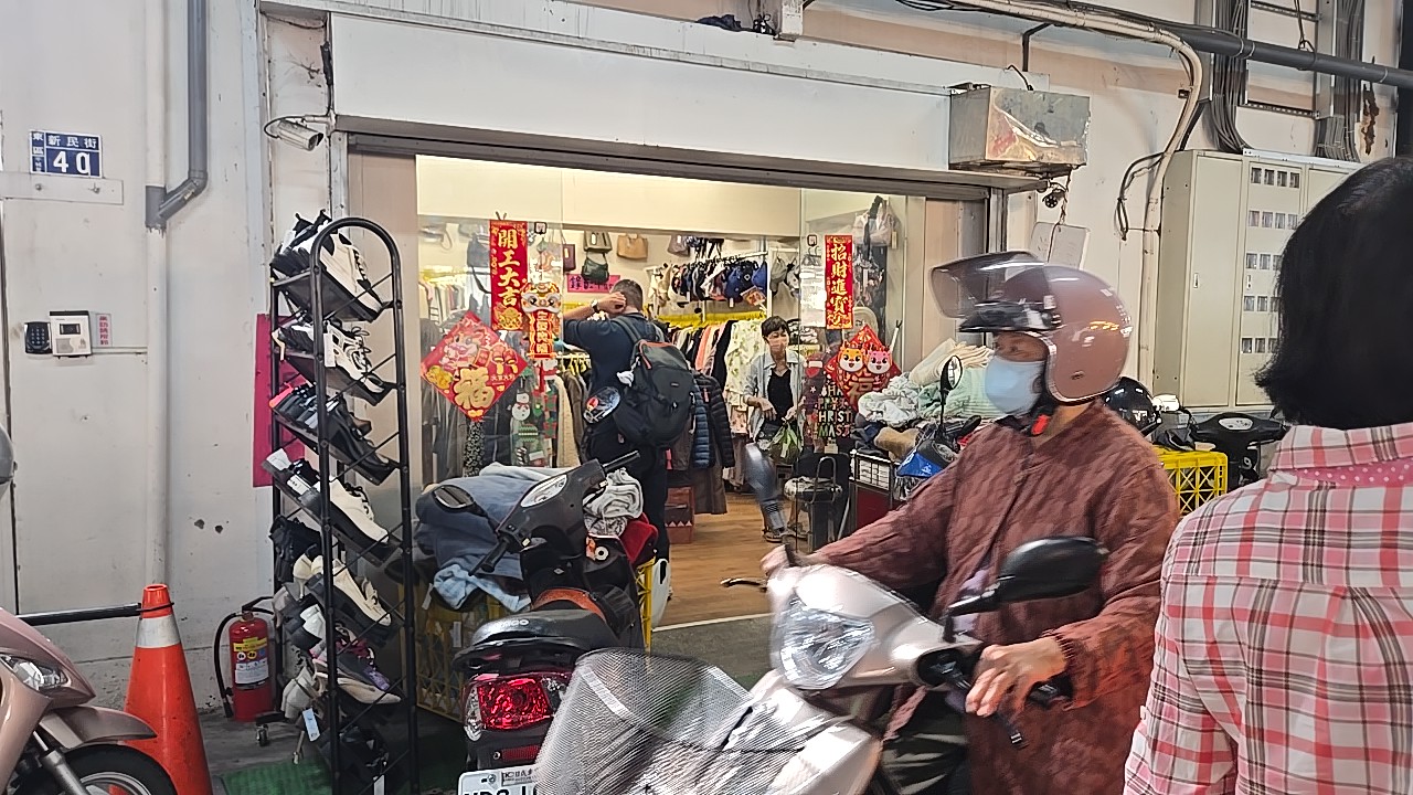 市場の中にある洋服店