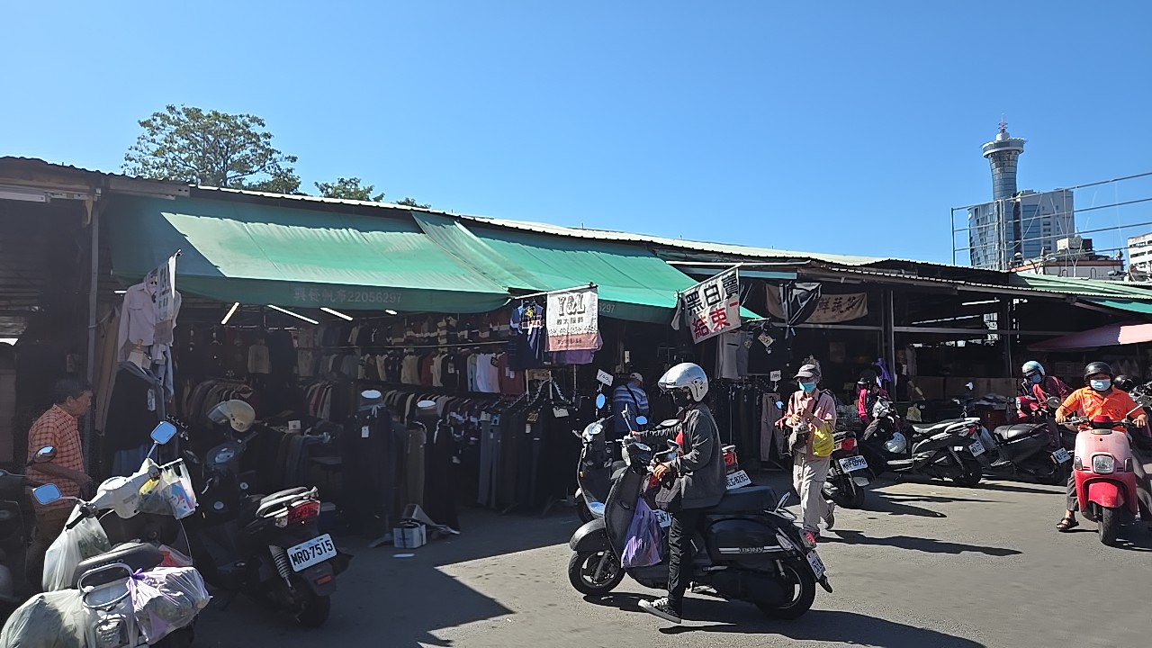 市場にあるアパレルショップ