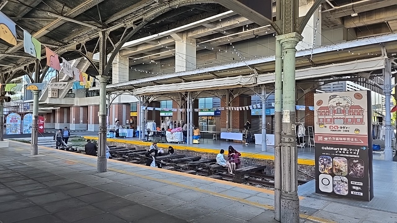 線路でくつろぐ姿