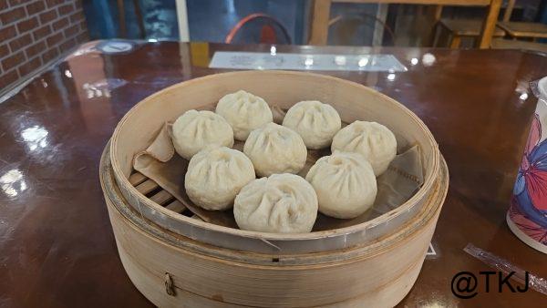 葉小籠包の小籠包1籠。皮が厚めで素朴な見た目の台湾式小籠包