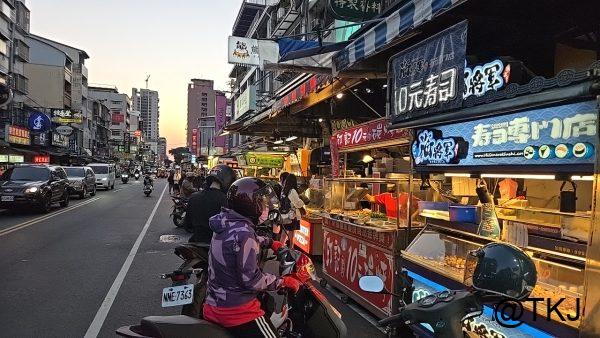 台中忠考路夜市で行列ができる素食屋台｜地元客で賑わう夜市の一角