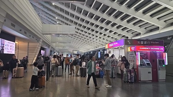 桃園空港到着ロビー両替カウンターと自動両替機