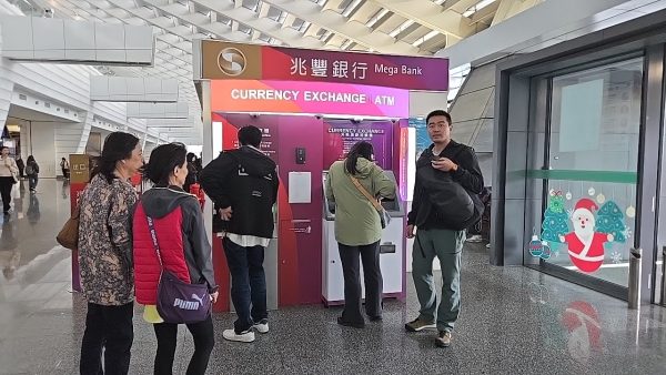 桃園空港出発ロビー両替マシン