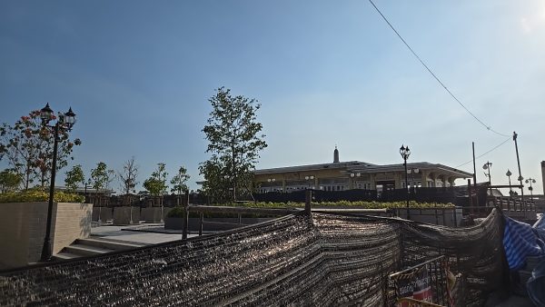 工事用の黒いネット越しに見えるターティアンの船着き場の建物