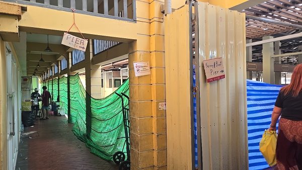 「Pier」方面を示す手書きの案内板がぶら下がる分岐点