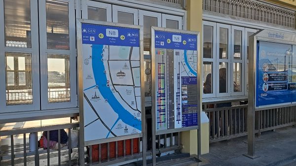 船着き場の掲示板に並ぶ周辺マップと路線案内（N8・N33表示）