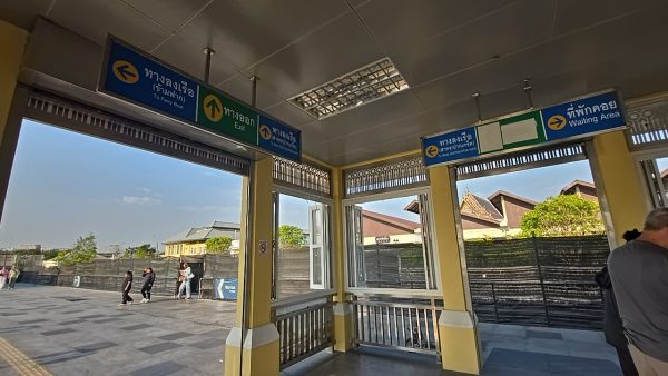 天井の方向案内サイン（Exit・Waiting Area・Ferry Boatなど）
