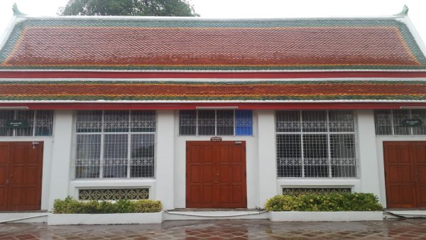 ワット・ポー境内のカラフルな仏塔、細かなタイル装飾が目立つクローズアップ