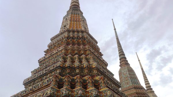 ワットポー（Wat Pho／ワットポー）のチェディ（仏塔）装飾を見上げたアップ、タイルと陶器の花模様がびっしりで迫力がある