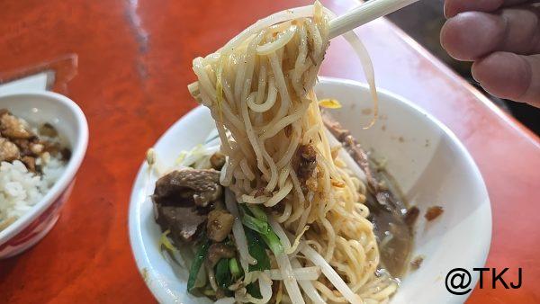 富記燉湯の炒麺を箸で持ち上げた様子｜高雄ローカル食堂の麺料理