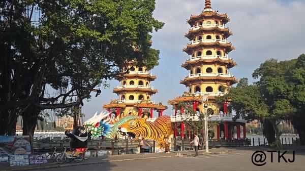 蓮池潭エリアに到着した龍虎塔、湖畔に建つ二基の塔が見える景色