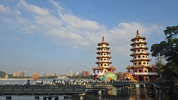 蓮池潭越しに見える龍虎塔、湖と橋を含めた全体風景