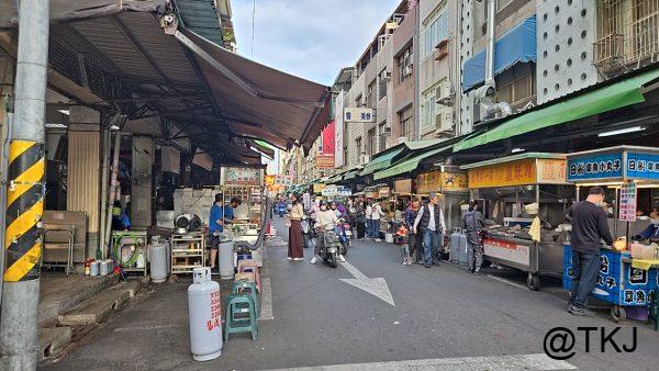 高雄の三民市場、屋台が並ぶ通りの夕方の雰囲気
