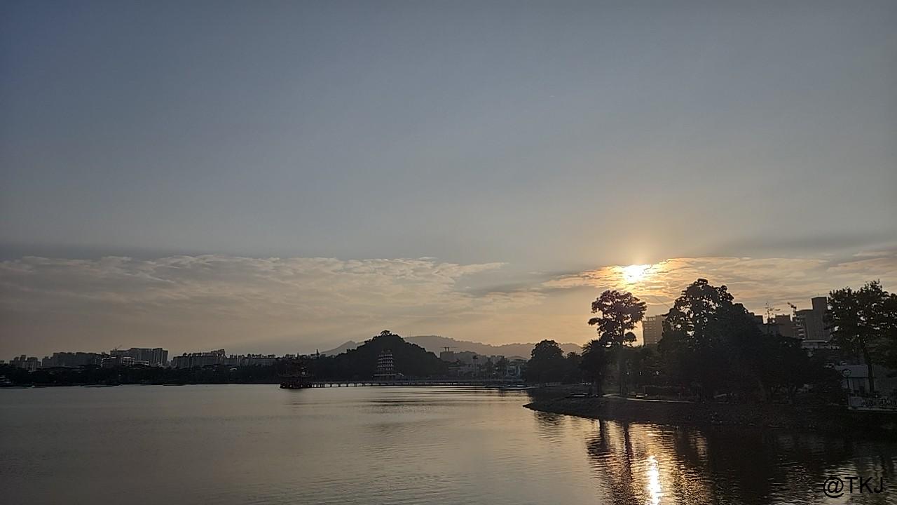 夕方の蓮池潭と北極亭玄天上帝神像周辺の湖畔風景