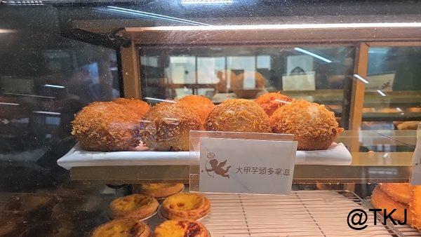 ガラスケースに並ぶサクサク系ドーナツ。衣がザクっとしていて、見た目からして食感が勝っている