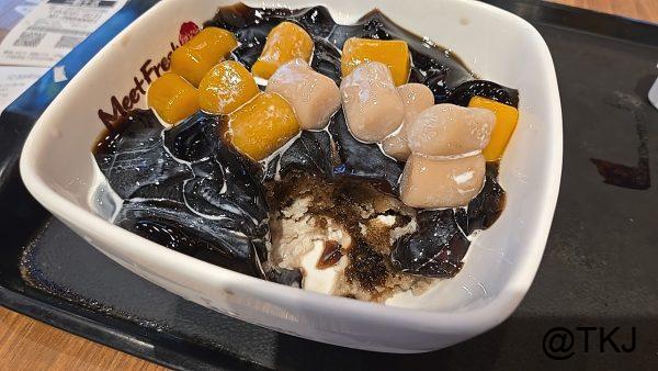 鮮芋仙のデザート全体、仙草ゼリー・芋圓・かき氷が入った招牌メニュー