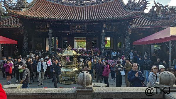 龍山寺の本殿前｜大香炉と参拝客で賑わう境内の中心エリア