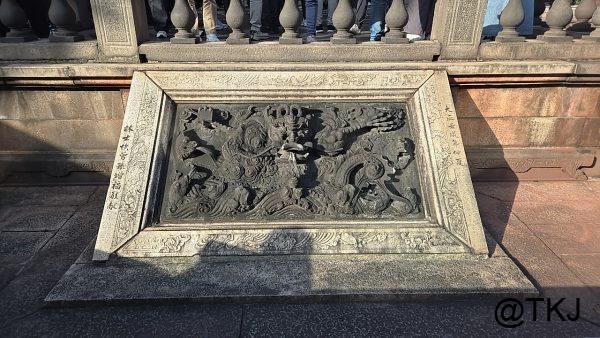 龍山寺の石彫り（龍のレリーフ）｜境内の石欄に彫られた龍の装飾アップ