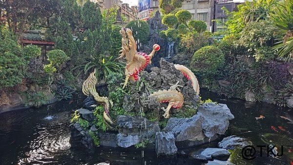 龍山寺の池（龍の像）｜龍のオブジェと鯉が泳ぐ池、緑に囲まれた癒しスポット