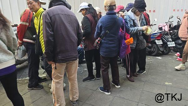 龍山寺周辺で配布を受け取るために集まる人々（顔が目立たない距離）